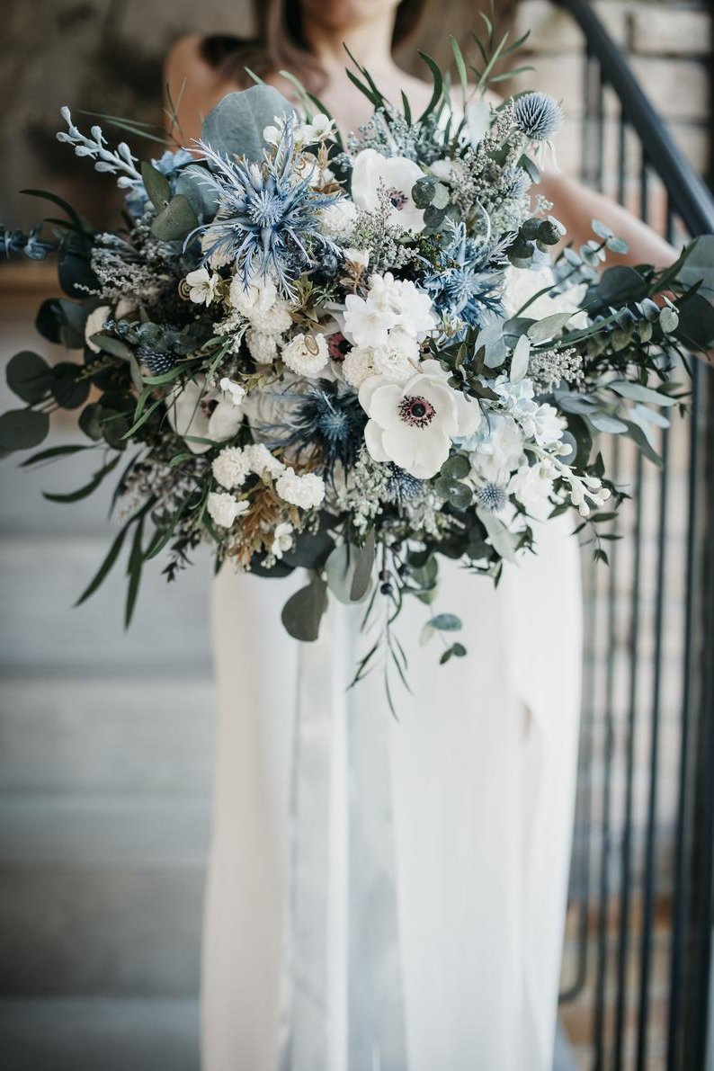 Chilly white and blue bouquet ideas for winter wedding