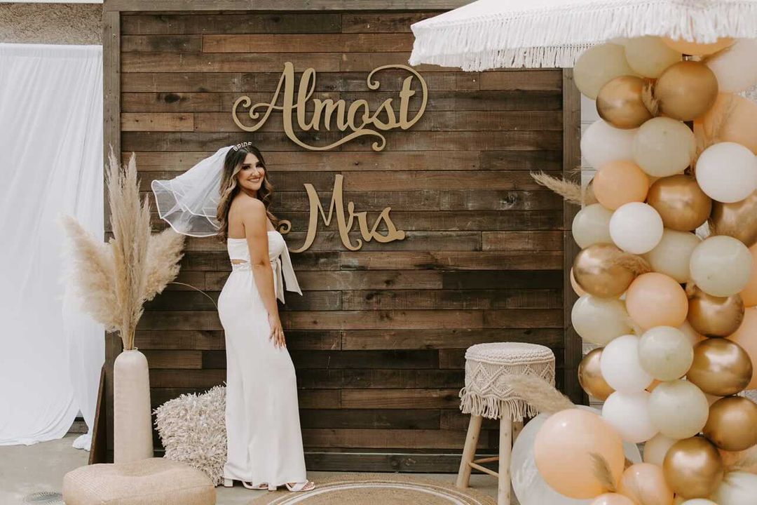 bridal shower theme ideas rustic wooden backdrop and gold balloons