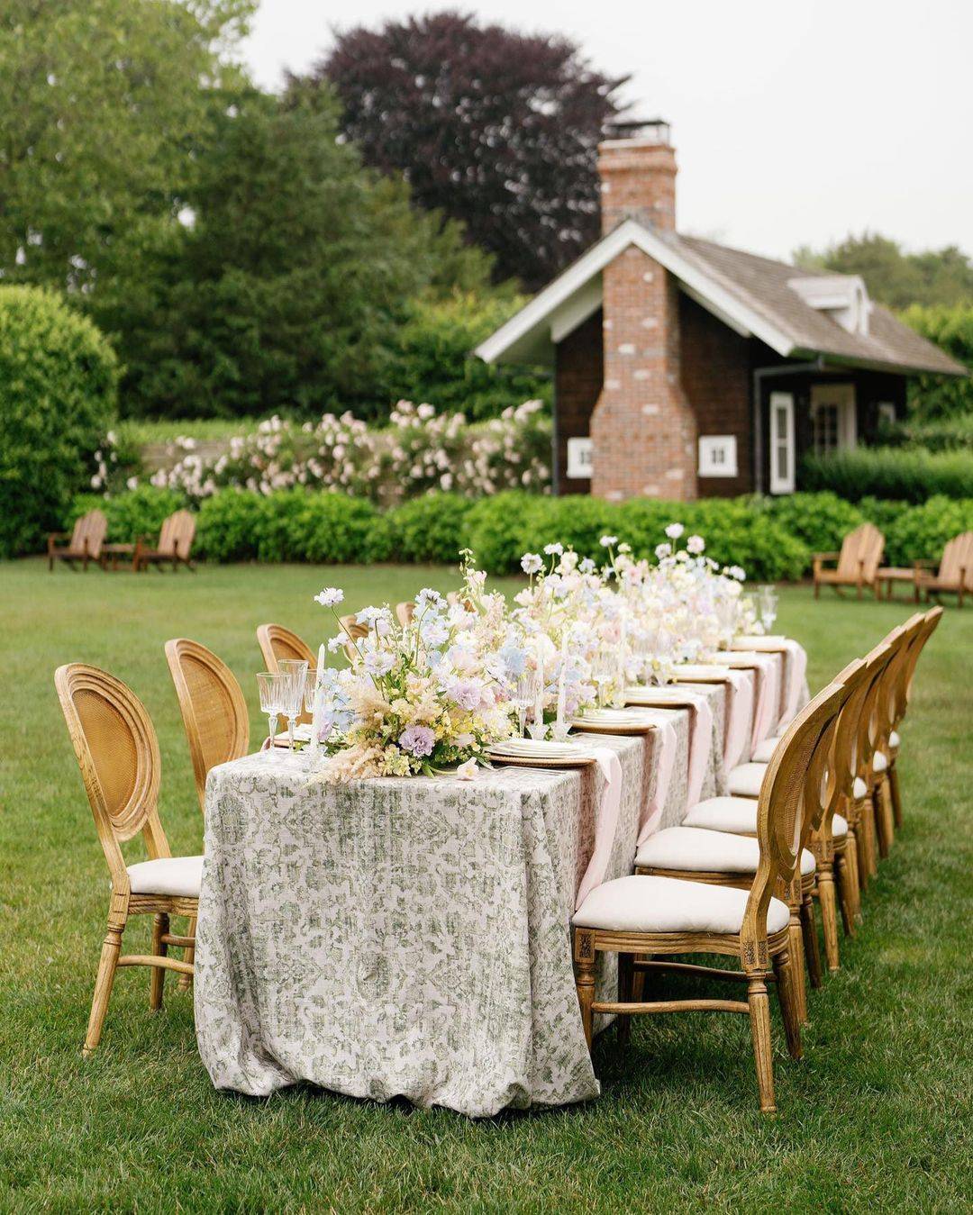 Cottagecore backyard wedding reception table via bbjlatavola