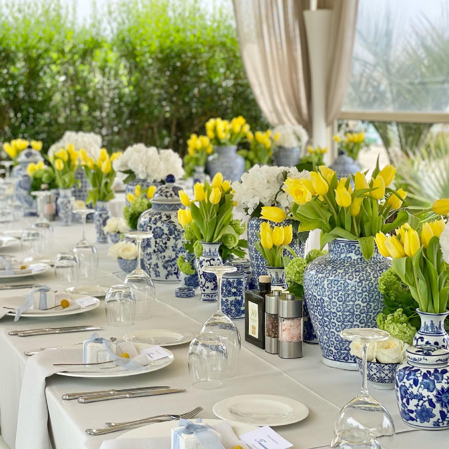 blue porcelain wedding centerpiece via flowersliving