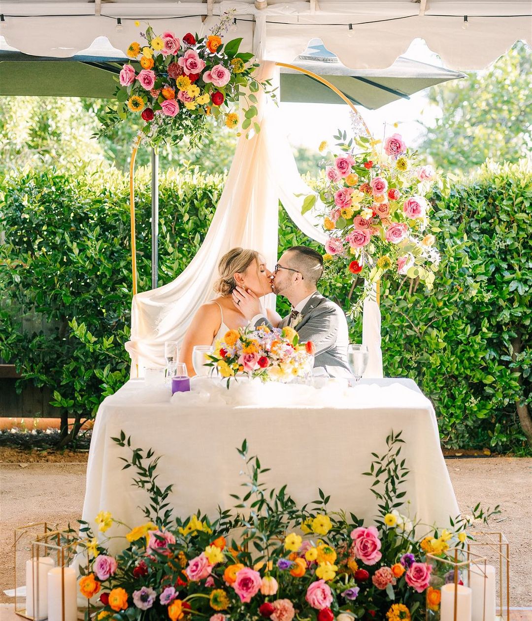 bright colorful sweetheart table decorationvia poppyflowers